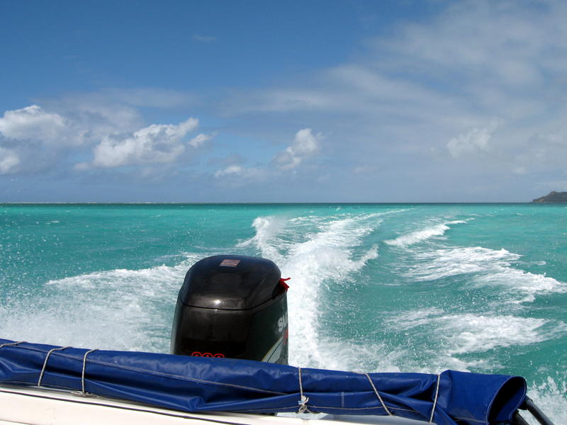 Speedbootfahrt an der Île aux Cerfs vorbeiSpeedbootfahrt an der Île aux Cerfs vorbei